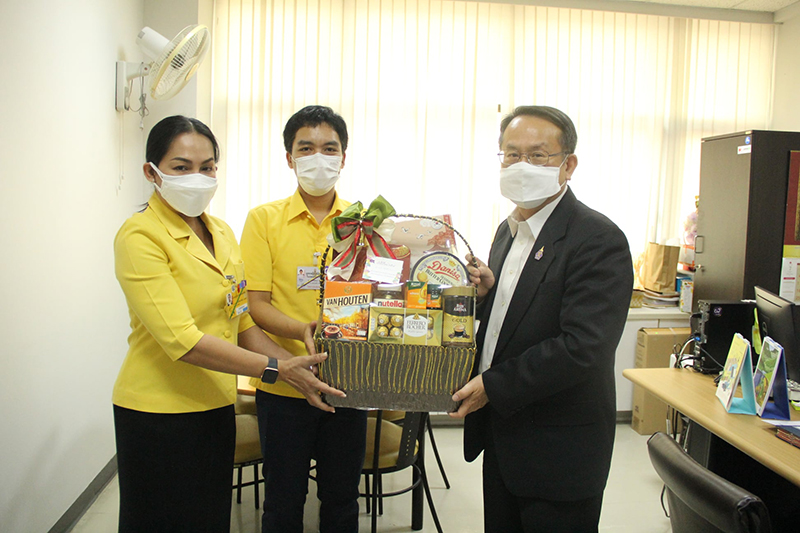 On 23 December 2021, Season's Greetings & Happy New Year 2022, Miss Isariyaporn Apornratana and Mr. Peechanon Sukondhakehar, representatives of CHITRALADA SCHOOL extended their best wishes and presented a basket of gifts to Mr. Piroon Laismit (APCD Executive Director) on behalf of CHITRALADA SCHOOL. They also discussed further collaborations.