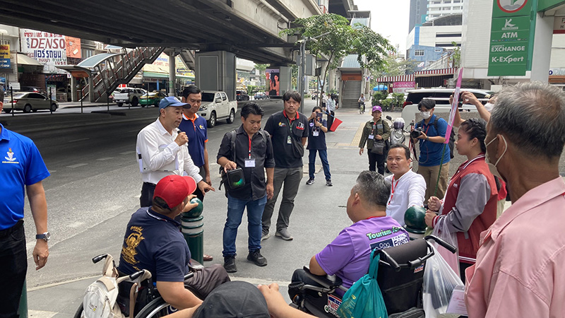 Participants engaged in field trip’s discussion at BTS Sanam Pao Station about creating inclusive urban spaces. Strategies for accessible public transportation, infrastructure, and stakeholders’ engagement take center stage.