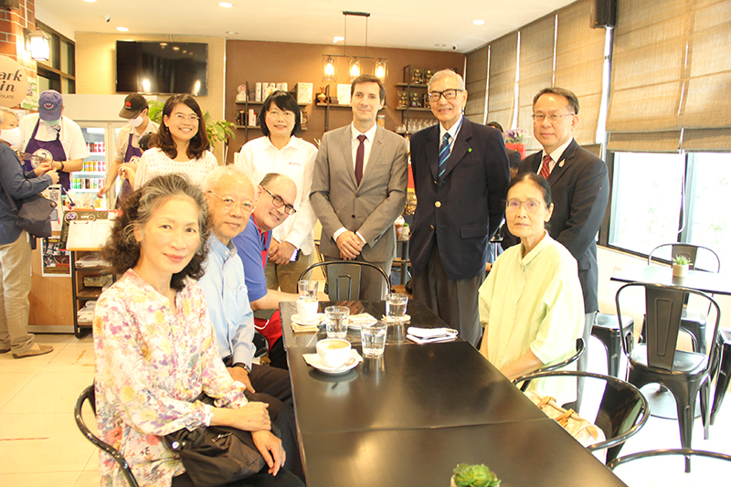 Chairman of APCD Executive Board, Dr. Tej Bunnag, had a photo opportunity with Mr. Pascal and his staff at the café.