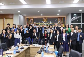 Group photo of more than 20 advisory board members from diverse organizations, including representatives of government, private, civil society organizations as well as 