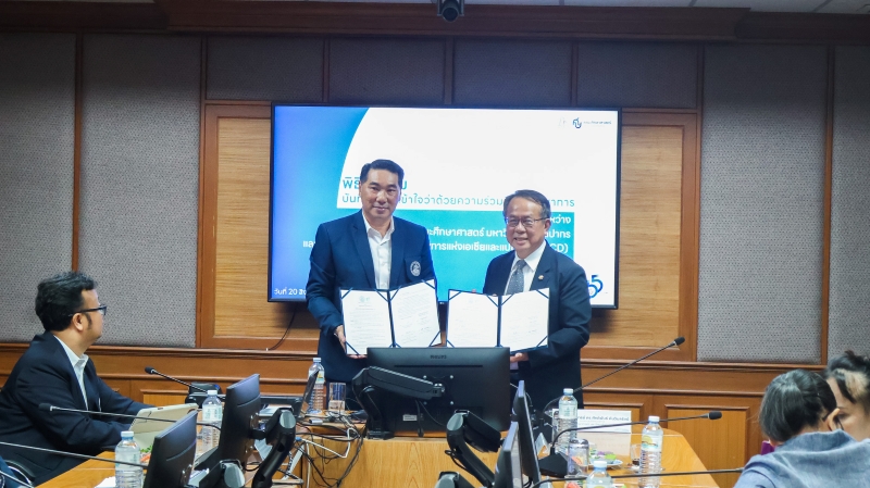 Mr. Piroon Laismit and Assoc. Prof. Dr. Sakdiphan Tanvimolrat hold up the signed MOU.