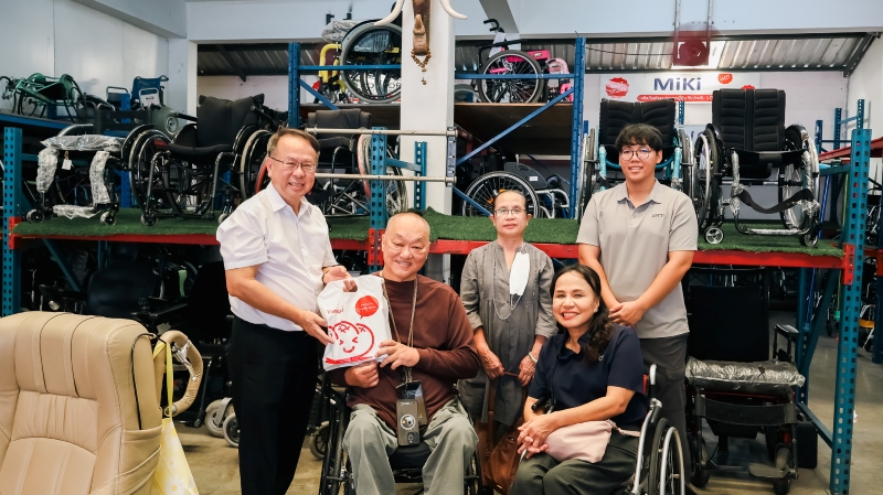 APCD staff led by Mr. Piroon Laismit present a souvenir to Mr. Vorayut Kijkool, Founder of Siam Nissin Co., Ltd. as a token of gratitude. 