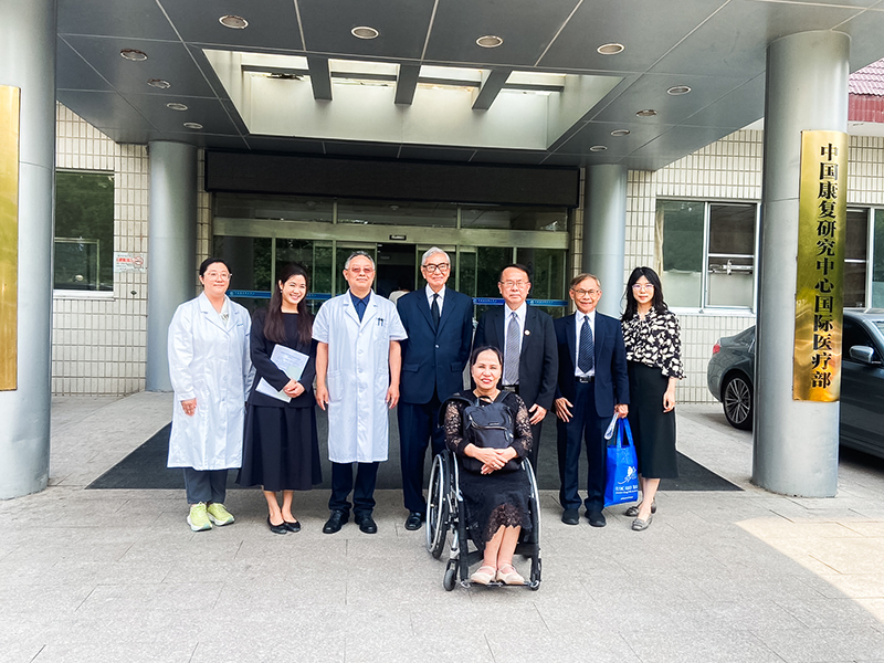 Picture 1: A group photo includes Ms. Prinda Khusakul (second person form the left of the row), Dr. Tej Bunnag (the middle of the row), Mr. Piroon Laismit (third person from the right of the row), Mr. Somchai Rungsilp (second person from the right of the row), and Ms. Nongnuch Maytarjittipun (at front and seated in a wheelchair)