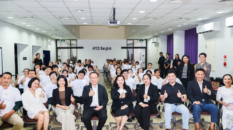 Picture 1: The participants pose for a group photo