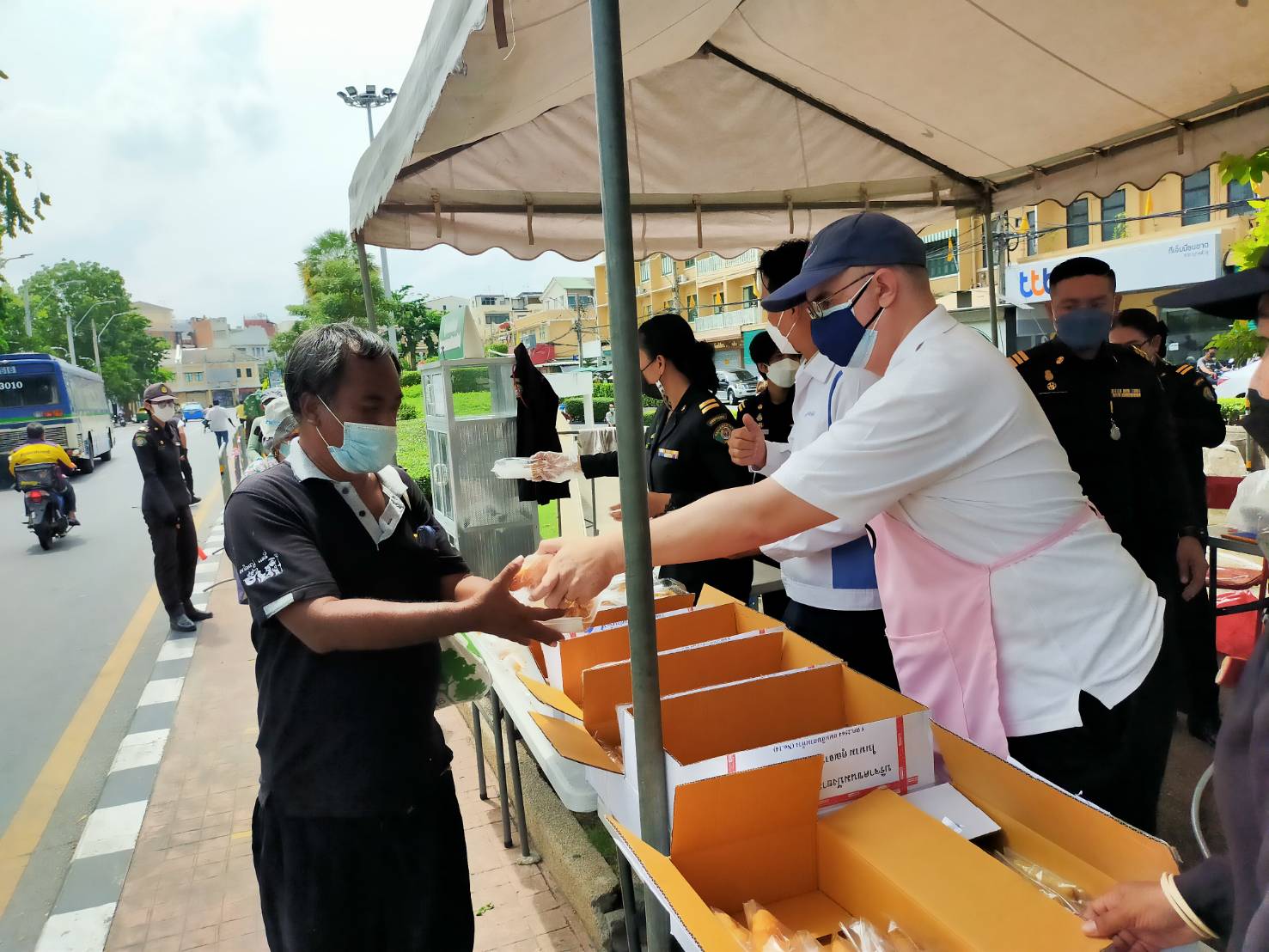 On  5 October  2021, Mr. Christopher Benjakul, APCD Public Relations Officer, presented box sets (freshly baked pastries and beverages) to homeless people who live on Ratchadamnoen Avenue.
