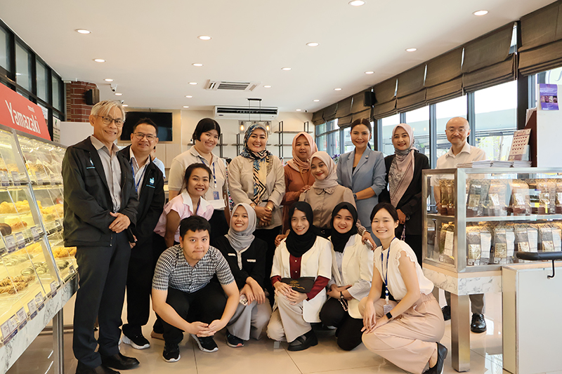 Group photo of students, lecturers, and APCD staff at the 60+ Plus Bakery & Chocolate Café.