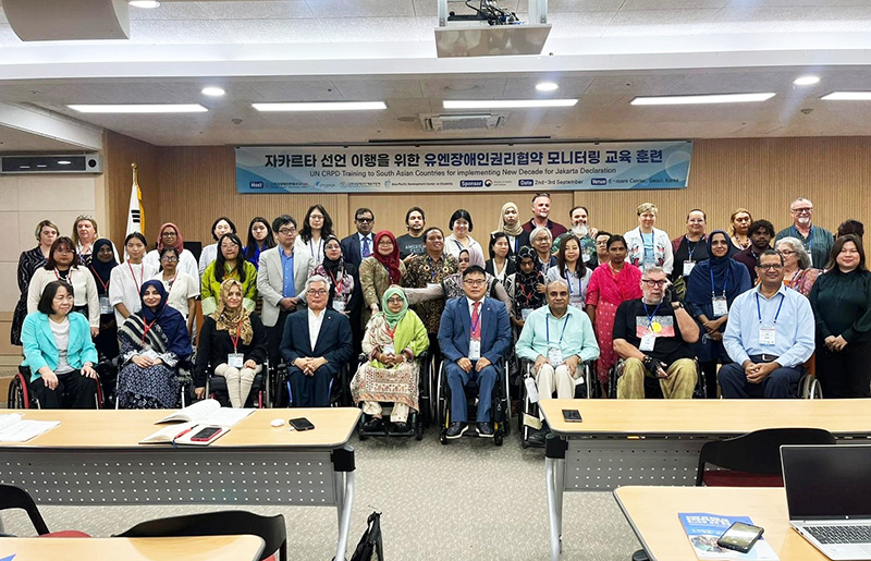 The group photo of participants, resource persons, DPI-Korea, DPI-AP and APCD staff members at the opening ceremony. 