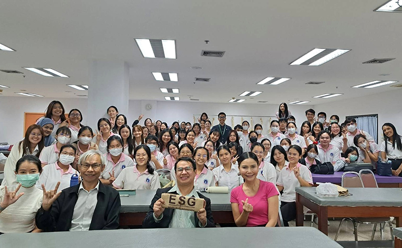 A group photo session after the special lecture, including the university students, their core lecturers, APCD staff, and the university's assistant team in the CBID classroom.