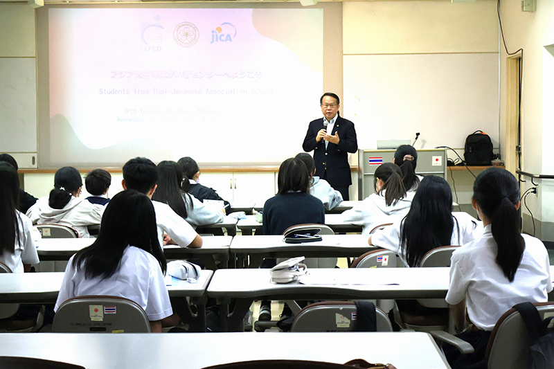 Mr. Piroon Laismit, Executive Director of APCD, gave a warm welcome to the students and teachers.