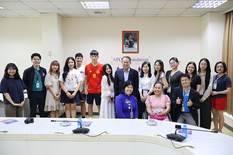 ภาพถ่ายหมู่ของคณะเยาวชนจากศูนย์ให้การสนับสนุนเด็กและเยาวชนเวียดนาม และเจ้าหน้าที่ประสานกิจกรรมจาก ดย. ร่วมกับเจ้าหน้าที่ ศพอ.