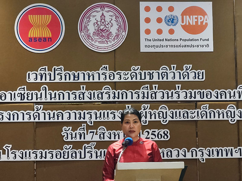 ดร. รัชดา ไชยคุปต์ ผู้แทนประเทศไทยประจำคณะกรรมาธิการอาเซียนว่าด้วยการส่งเสริมและคุ้มครองสิทธิของสตรีและเด็กกล่าวรายงาน และกล่าวต้อนรับ รวมถึงชี้แจงภาพรวม ความเป็นมาและวัตถุประสงค์ของการประชุมฯ 