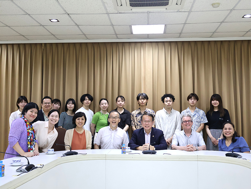 A group photo of students, professor from the Prefectural University of Kumamoto and staff from JICA Thailand and APCD.