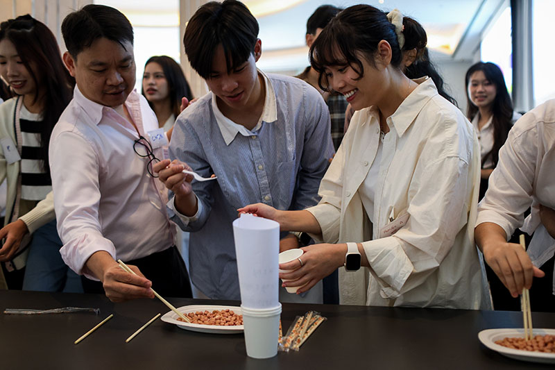 นางสาวทอฝัน เดชาชัยนิมิต ผู้ประสานงานโครงการ ESCAP-DIEB ศพอ.เข้าร่วมกิจกรรมละลายพฤติกรรมกับผู้เข้าร่วมคนอื่น ๆ เพื่อสร้างความคุ้นเคยระหว่างผู้เข้าร่วมและส่งเสริมทำงานเป็นทีม