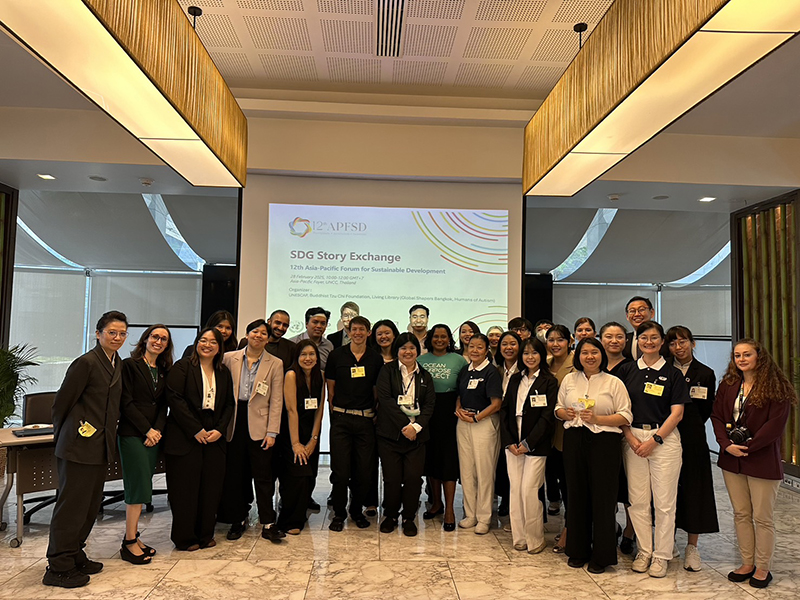 Group Photo of Organizing Team, all the books and participants.