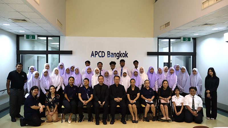 ภาพที่ 1: ภาพหมู่ผู้เข้าร่วมกิจกรรมศึกษาดูงานจำนวน 42 คน ประกอบด้วยนักศึกษา เจ้าหน้าที่จาก DVIFA รวมถึงเจ้าหน้าที่และนักศึกษาฝึกงานจาก ศพอ. 