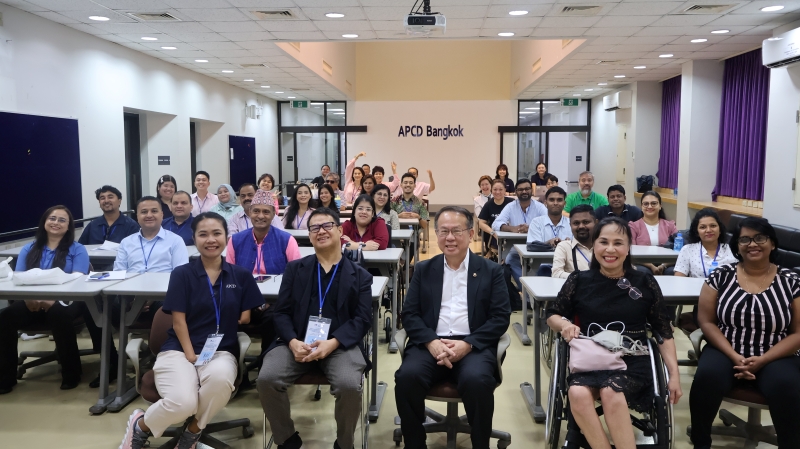 ผู้เข้ารับการอบรมและเจ้าหน้าที่ ศพอ. ถ่ายภาพหมู่ ณ ห้องประชุมอเนกประสงค์ อาคารฝึกอบรม ศพอ. เพื่อเปิดกิจกรรมศึกษาดูงานและแลกเปลี่ยนเรียนรู้ร่วมกัน