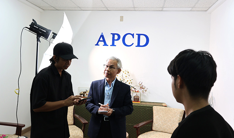 รูปที่ 1: ผู้จัดการฝ่ายพัฒนาชุมชน แบ่งปันความรู้ และประสบการณ์เกี่ยวกับการลดความเสี่ยงจากภัยพิบัติโดยคนพิการมีส่วนร่วม
