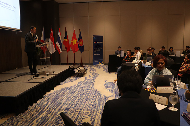 รูปที่ 1: ผู้ช่วยศาสตราจารย์ ดร. ภาณุภัทร จิตเที่ยง ผู้แทนไทยในคณะกรรมาธิการระหว่างรัฐบาลอาเซียนว่าด้วยสิทธิมนุษยชน (AICHR) กล่าวต้อนรับในพิธีเปิดการประชุม