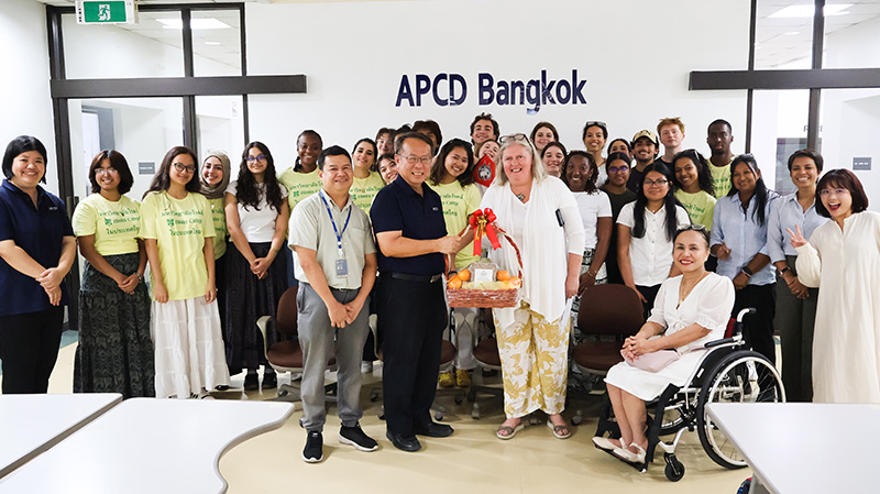 รูปที่ 1: ภาพหมู่คณะจากวิทยาลัยโรดส์ และเจ้าหน้าที่ ศพอ.พร้อมของที่ระลึกที่คณะผู้มาดูงานนำมาให้
