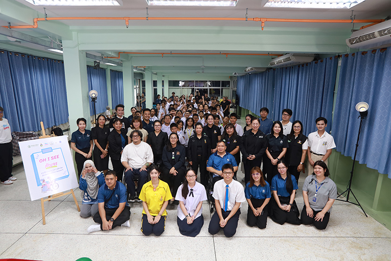 รูปที่1: รูปหมู่ของทีมผู้จัด ประกอบด้วย ทีมงานรายการ Oh I See และมูลนิธิเพื่อเด็กพิการ นักสื่อสาร OH I SEE แขกรับเชิญพิการ นางสาวพิศมัย เรืองศิลป์ ผู้อำนวยการสำนักการศึกษา กรุงเทพมหานคร และดร. บุษราคัม ศรีจันทร์ หัวหน้าหน่วยศึกษานิเทศก์ พร้อมด้วยคณะผู้บริหารและทีมงานศึกษานิเทศก์ สำนักการศึกษา กรุงเทพมหานคร