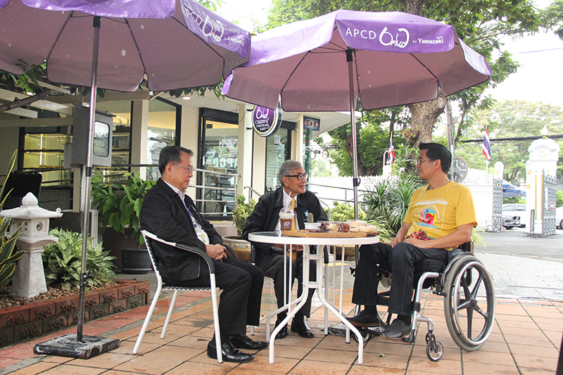 Dr. Tej Bunnag, APCD Chairperson (middle) and Mr. Piroon Laismit, APCD Executive Director (Left) shared the impact of Project in Thai society with Mr. Krisana Lalai, wheelchair user, as show Host.