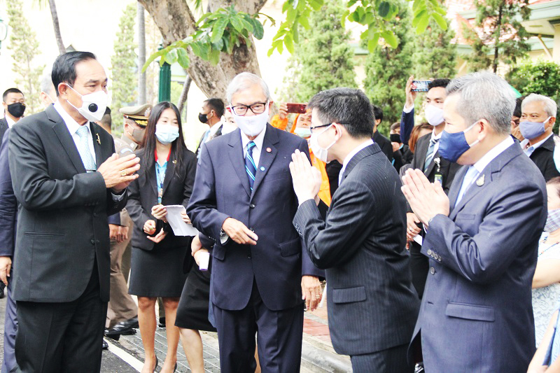 .E. Gen Prayut Chan-o-cha, was welcomed by (From Left to Right hand side) Dr. Tej Bunnag