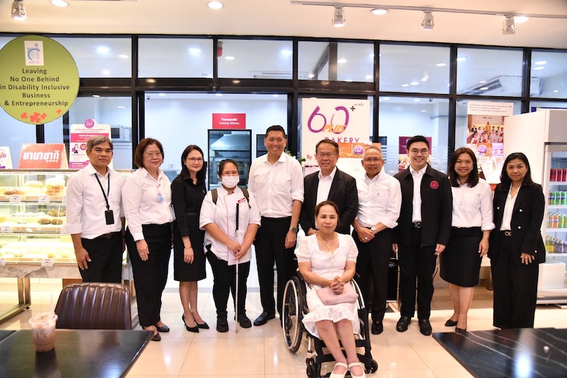 Group photo of Mr. Nikorn Soemklang, Mr. Kantaphong Rangsisawang, Ms. Sonthaya Bunyaphusit, Ms. Siriporn Rojanasukanchan, and APCD team.