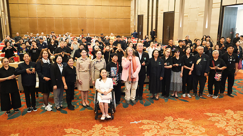 รูปภาพที่ 1: ภาพถ่ายหมู่ของผู้ที่มาเข้าร่วมงาน