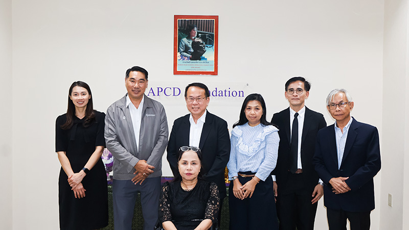 Picture 1: A group photo featuring (from left) Asst. Prof. Dr. Manasanan Namsomboon; Assoc. Prof. Dr. Sakdipan Tanwimonrat, Vice Dean for Administration; Mr. Piroon Laismit, Executive Director of APCD; Ms. Nongnuch Maytarjittipun (seated in a wheelchair); Ms. Wilailekha Somprach; Dr. Theeraphong Bualar, Lecturer at Burapha University; and Mr. Somchai Rungsilp.