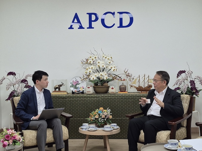 Photo of Mr. KAMIESU Yuki and Mr. Piroon Laismit