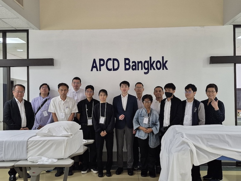 รูปถ่ายหมู่ของทีมเจโทรและผู้พิการที่เข้าร่วมอบรมของการโรงแรม