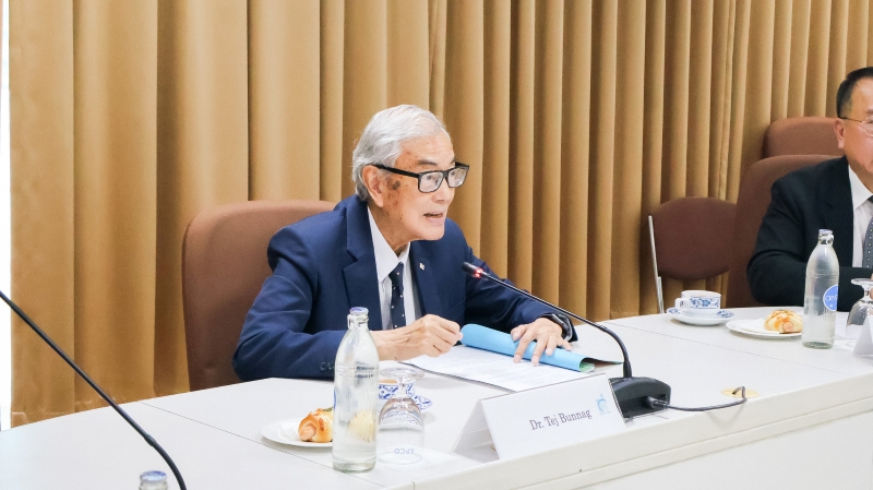 Dr. Tej Bunnag, President of the APCD Foundation and Chairman of the APCD Executive Board, delivers the opening remarks at the meeting.