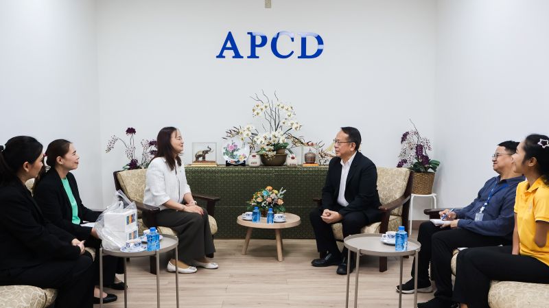 Picture 2: Centara Life Government Complex Hotel & Convention Centre Chaeng Watthana representatives (left) discuss with APCD representatives (right)
