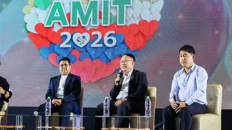 Picture 2: Mr. Piroon Laismit, Executive Director of APCD, answers a question while the panelists listen