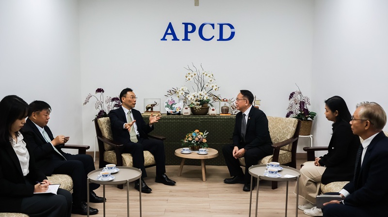 Picture 2: The representatives from APCD (right) discuss with the delegation from the Taipei Economic and Cultural Office in Thailand (left)