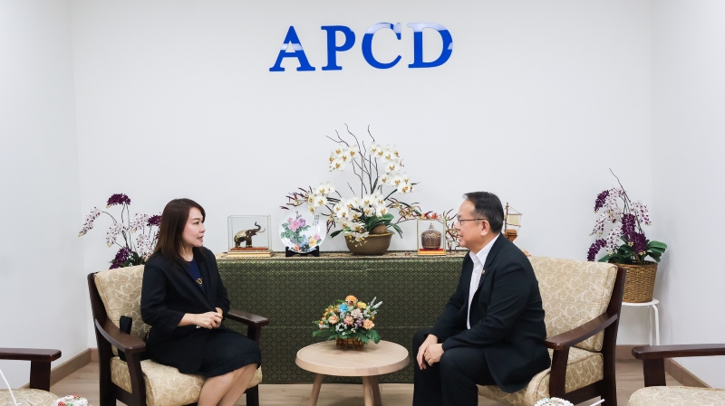 ภาพที่ 2: คุณเขมฤทัย อัศวนนท์ กรรมการและเลขานุการมูลนิธิไทยเครดิตเพื่อสังคม (ซ้าย) พูดคุยกับนายพิรุณ ลายสมิต ผู้อำนวยการบริหาร APCD (ขวา)