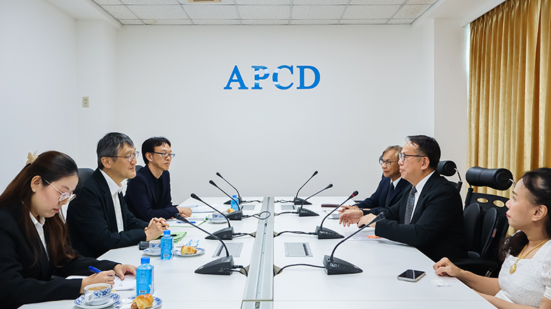 Picture 2: JICA representatives (left) discuss with APCD representatives (right)