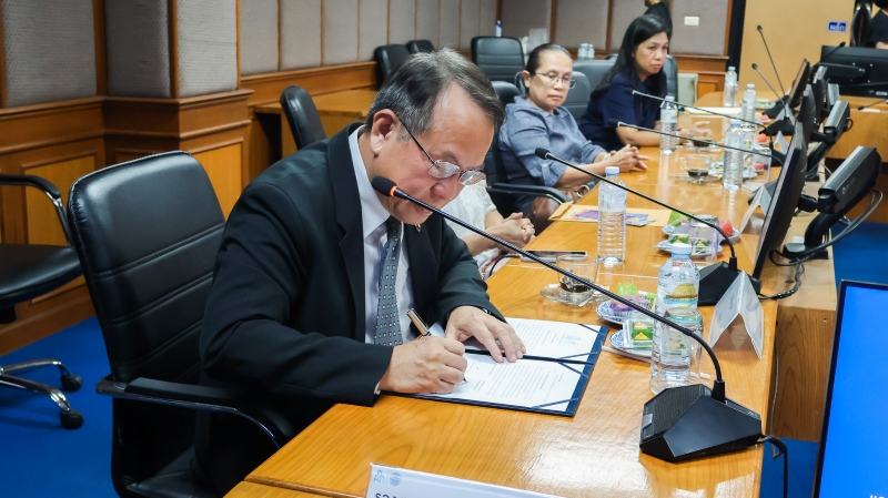 Mr. Piroon Laismit signing the MOU to strengthen cooperation in education, disability inclusion, and social engagement with the Faculty of Education, Silpakorn University.