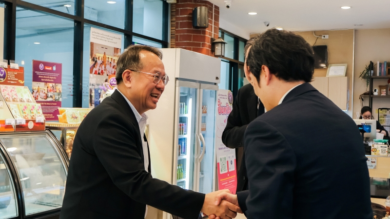 Mr. Piroon Laismit, Executive Director of APCD, welcomes the JICA representatives for visiting the APCD 60+ Plus Bakery & Chocolate Project.