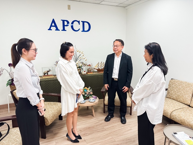 Picture 2: From left to right, Ms. Nitwari Sikon, Ms. Kingkarn Siriwat, Mr. Piroon Laismit and Ms. Wilailekha Somprach