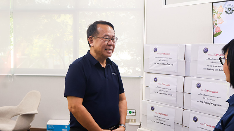Picture 2: Mr. Piroon Laismit, Executive Director of APCD, talking with representatives from the Bangkok School for the Blind.