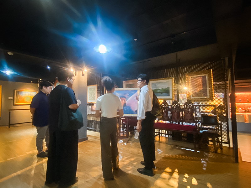 Picture 3: Starting from the left, Mr. Pavarut Rungarunsunthon, Public Relations Officer provides information about galleries in Yimsoo Art for All to Mr. Thanawat Deesawat; Ms. Isabella Gacono; and Mr. Krittapol Chamrasromran.