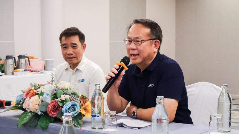 Picture 3: Mr. Piroon Laismit (right) speaks during the discussion while Mr. Asdang Sukwises (left) listens