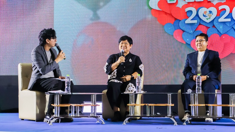 Picture 3: Ms. Nuchjaree Klaysuwan, President of AMIT, answers a question while the panelists listen