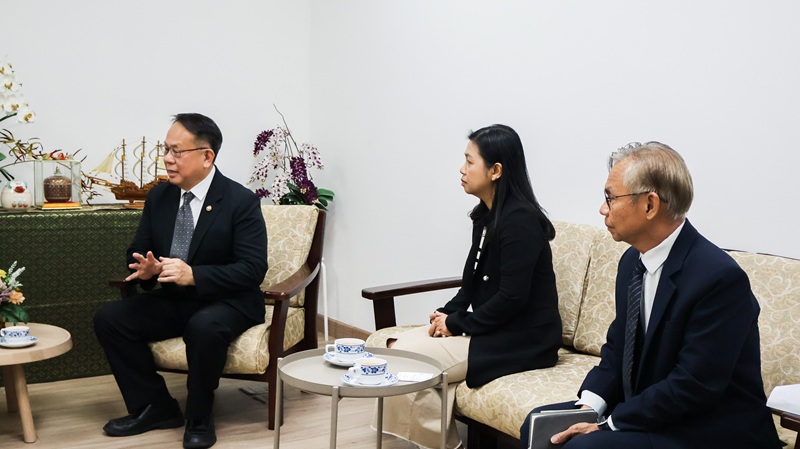 Picture 3: From left to right, Mr. Piroon Laismit, Ms. Wilailekha Somprach, and Mr. Somchai Rungsilp listen to the discussion