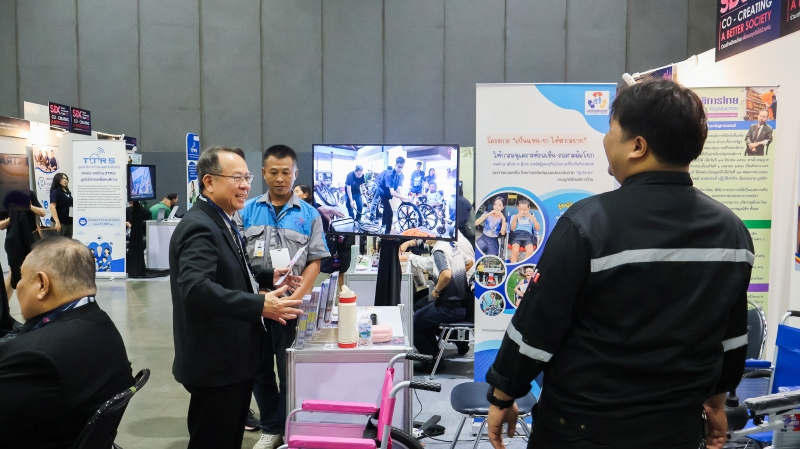 Mr. Piroon Laismit enjoys interactive activities at the booth of Thai with Disability Foundation.