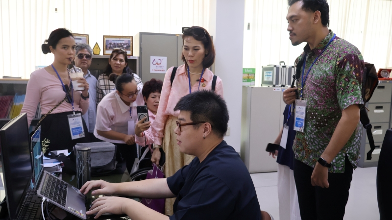 Participants observe the chocolate packaging designed by Mr. Thanawat Deesawat at the APCD office.