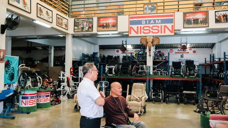 Mr. Vorayut Kijkool explains the business of Siam Nissin Co., Ltd. to Mr. Piroon Laismit.