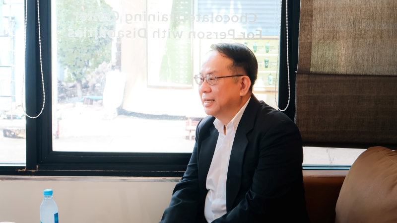 Mr. Piroon Laismit, Executive Director of APCD, provides information about the mission of APCD to the delegation from Thai Life Insurance.