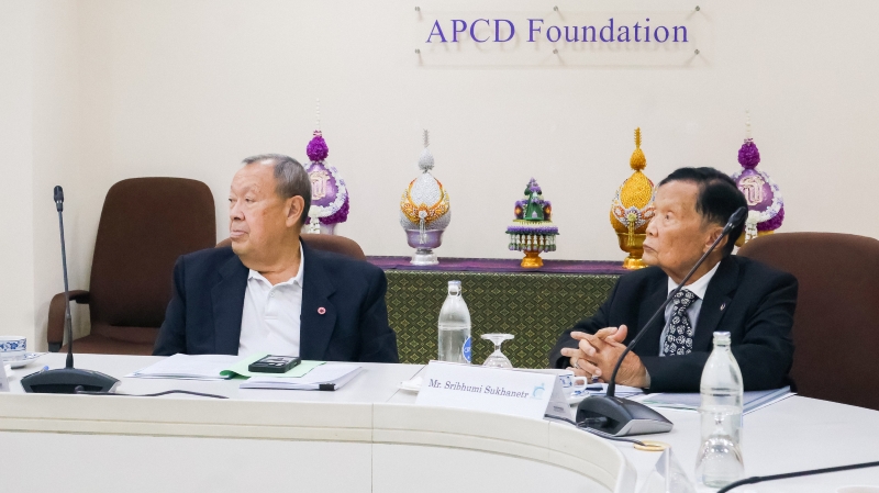 Mr. Khan Prachuabmoh (left) and Mr. Sribhumi Sukhanetr (right), Members of APCD Foundation Committee Board, listen to a presentation by the Disability-Inclusive Business Department.